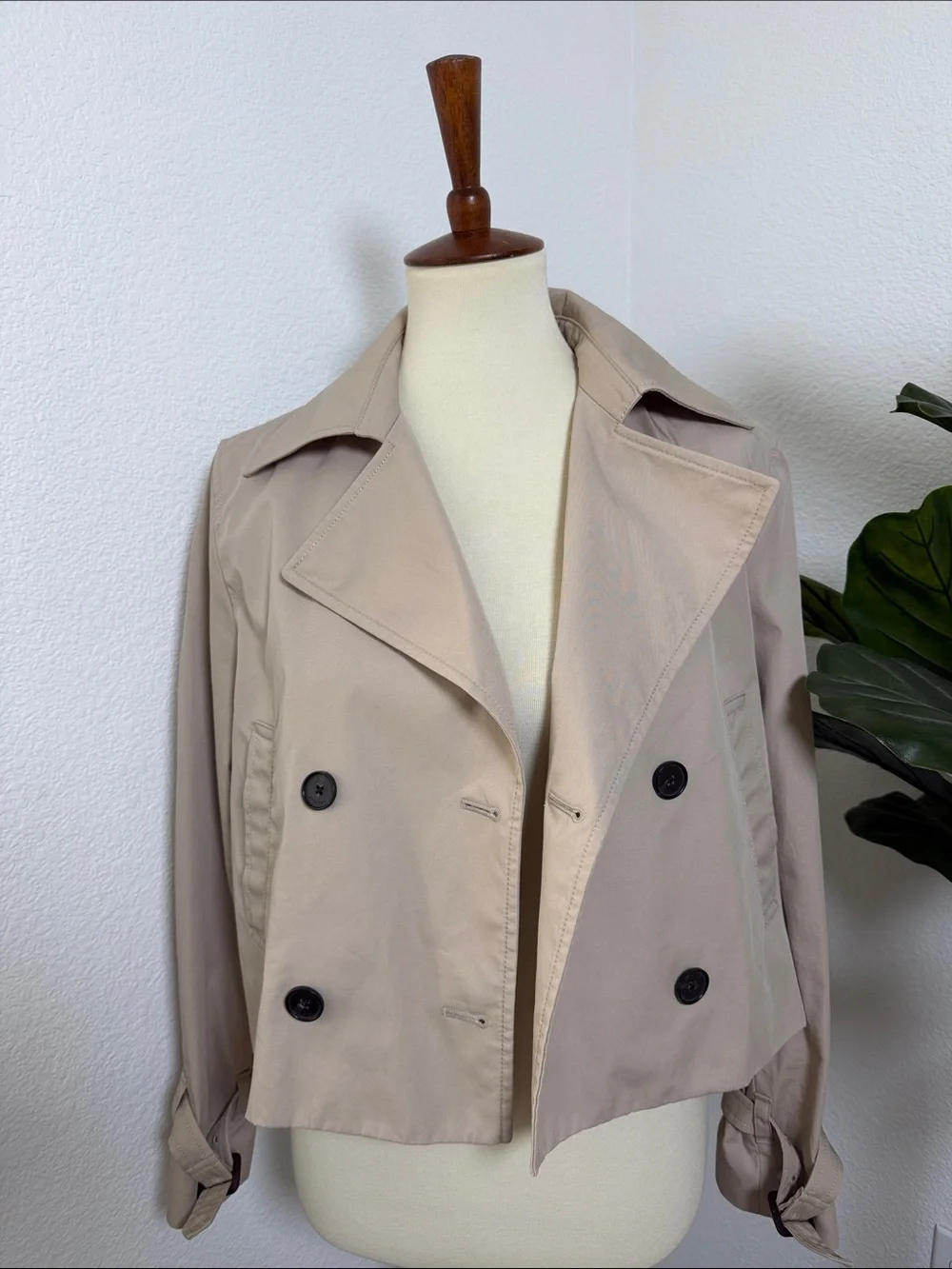 Aritzia Babaton Lightweight Cropped Trench Coat - Picture 5 of 16